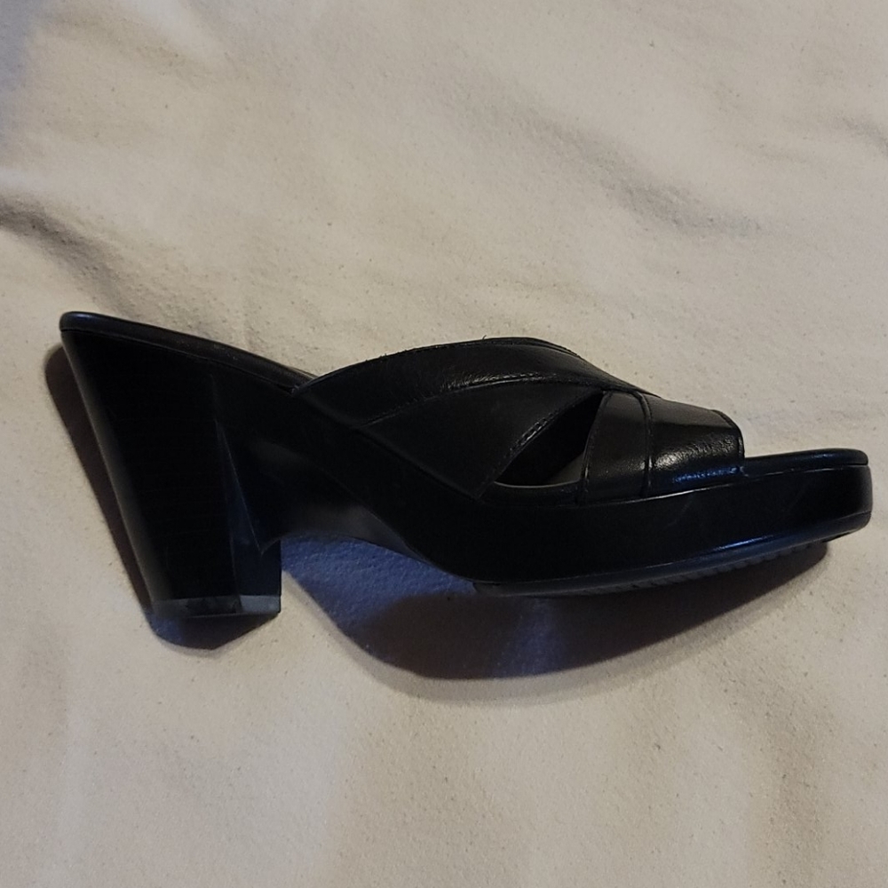 Black platform sandals. - Picture 3 of 9